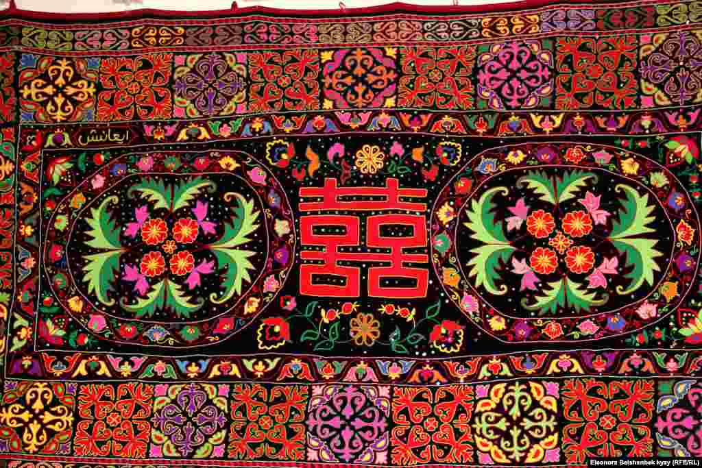 Кыйтайча "той" деген жазуу.