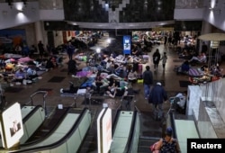 Киевляне в метро во время российской воздушной атаки по городу в ночь на 4 июля 2025 года