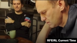 Алексей Навальный үзен агулаучыларның берсе дип фаразланган ФСБ хезмәткәре белән сөйләшә