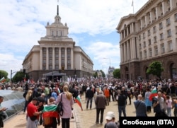 Участници в протеста срещу въвеждане на еврото в България на 31 май в София