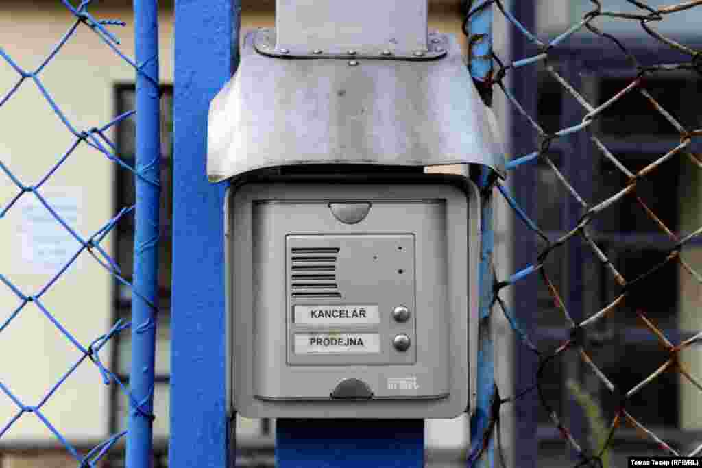 Анткен менен комплекс бош жаткан жери жок. "Айнек менен иштеген эки компания бул жердеги жайларды ижарага алышат", - деп айтты Liglass заводунун мурдагы кызматкери.