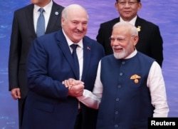 Аляксандар Лукашэнка паціскае руку прэм’ер-міністру Індыі Нарэндру Модзі падчас цырымоніі фатаграфаваньня на саміце Шанхайскай арганізацыі супрацы (ШАС) у Т’яньцзіні, Кітай, 31 жніўня 2025 году