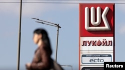 Логото на бензиностанциите на „Лукойл“ в София