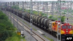 Un tren transportă cisterne de petrol la Ajmer, India pe 7 iulie 2025.