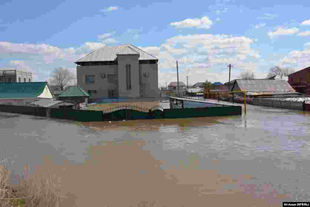 Жители садоводческого общества "Эко" в районе Кирпичный в ночь на сегодня были вынуждены покинуть свои дома. Армангуль говорит, что в три часа ночи сосед постучал в дверь и сообщил о начале эвакуации. "Взяз с собой документы, покинули дом", - говорит женщина. &nbsp;