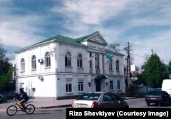 Rusiye Qırımnı işğal etmezden evel Aqmescitte Qırımtatar Milliy Meclis binası. Kirişte Ukrayina ve qırımtatar bayraqları dalğalana