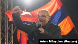 Кандидат в премьер-министры от «Движения за спасение отечества» Вазген Манукян (архив)