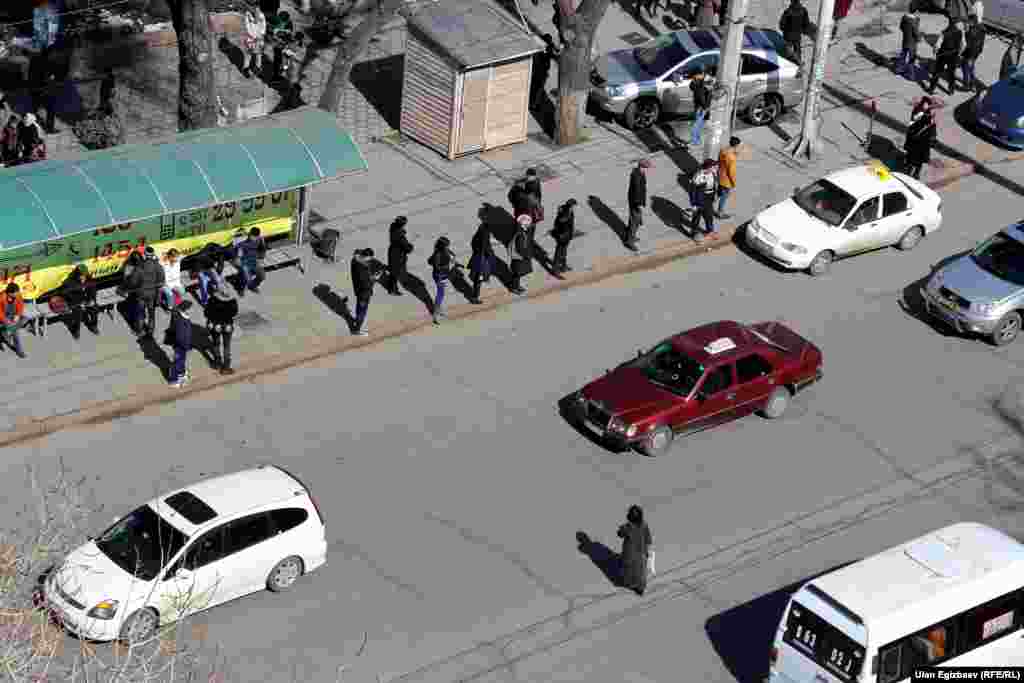 "Айчүрөк" соода борборунун жанындагы аялдама.