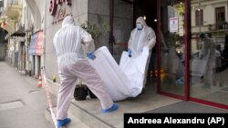 لحظه انتقال جسد قاضی منصوری از هتلش در پایتخت رومانی