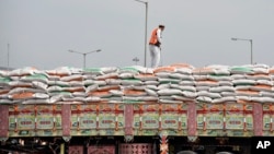 له هنده د واګې پر لار د غنمو لارۍ افغانستان ته روانه ده ـ انځور له ارشيفه
