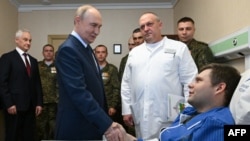 Пуцін з пацыентамі Цэнтральнага ваеннага клінічнага шпіталя