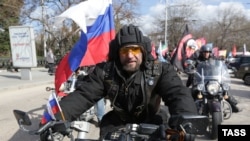 Украина -- ГIирме вахана "Ночные волки" тобан хьалханча Александр "Хирург", шен тIаьхьалончашца, Заз,17, 2015