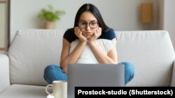 Një vajzë duke shikuar e hutuar laptopin e saj. Fotografi ilustruese nga arkivi.