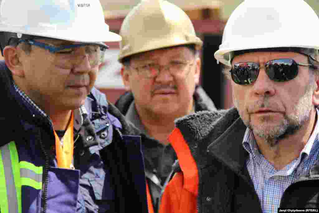 "Центерра Голддун" президенти Ян Аткинсон (солдо) &laquo;Ишкана тазалоо иштерин Кыргызстандын мыйзамдары боюнча улантат&raquo; деп сөз берди.