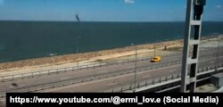 Вид Керченского моста, снятый из купе российского поезда "Таврия" во время действия запрета его съемок, июнь 2024 года. Скрин с YouTube