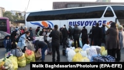 Тоолуу Карабактан келген армян качкындары. Ереван. 2020-жылдын 18-ноябры.