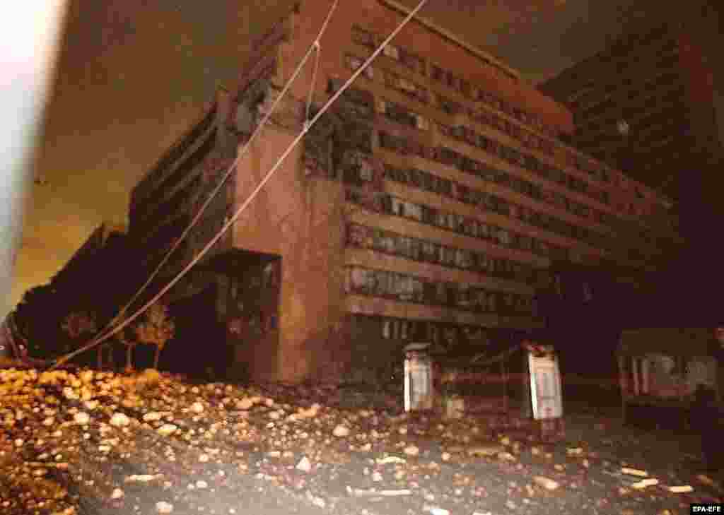 Clădirea Statului Major General văzută imediat după atacurile NATO din aprilie 1999.În clădire nu erau oameni la momentul respectiv, dar se pare că două persoane au fost ucise pe străzile din fața ei. Ea a fost din nou ținta unui atac nouă zile mai târziu.