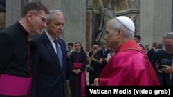Старшыня Палаты прадстаўнікоў Беларусі Ігар Сергеенка сустракаецца з Папам Лявом XIV падчас урачыстай цырымоніі інтранізацыі новага кіраўніка Каталіцкай царквы. Скрыншот Vatican Media 