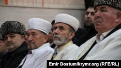 Qırımnıñ Rusiye müftisi Emirali Ablayev (ortada)