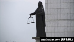 Türkmenistanyň Adalat ministrliginiň öňündäki "Adalat" heýkeli.