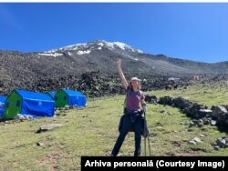 Olga Juravschi în drumeție pe muntele Ararat, cu o altitudine de peste 5000 de metri