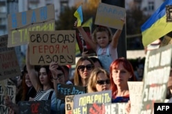 Rudele și prietenii prizonierilor de război ucraineni din Brigada Azov și din subunități participă la un miting la Kiev, pe 8 septembrie 2024, solicitând schimbul lor cu prizonieri ruși.