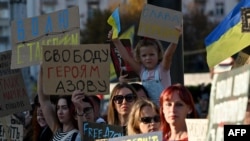 Rodbina i prijatelji ukrajinskih ratnih zarobljenika iz brigade i podjedinica Azova na skupu u Kijevu 8. septembra 2024., pozivajući na njihovu razmjenu s ruskim zarobljenicima.