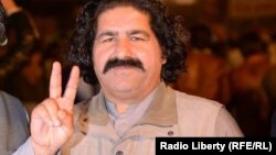 پر علي وزیر په ۲۰۲۰ز کال کې د لاوډ سپیکر قانون د سرغړونې په تور مقدمه دایره شوې وه - پخوانی انځور.