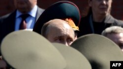 Putin cu militari.