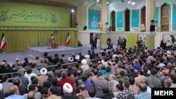 خامنه‌ای با اشاره به جنگ ۱۲ روزه بین ایران و اسرائیل گفت که جمهوری اسلامی «فراتر از این درگیری نظامی»، به‌گفتهٔ او، «درگیری تبلیغاتی و رسانه‌ای» دارد