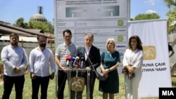 Градоначалникот Висар Ганиу на Камен темелник за изградба на базен во училиште во Чаир,