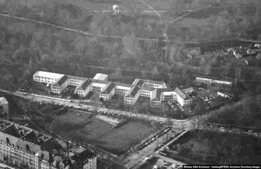 Азат Еуропа радиосының штаб-пәтері Мюнхендегі ағылшын саябағының жанында орналасқан.
