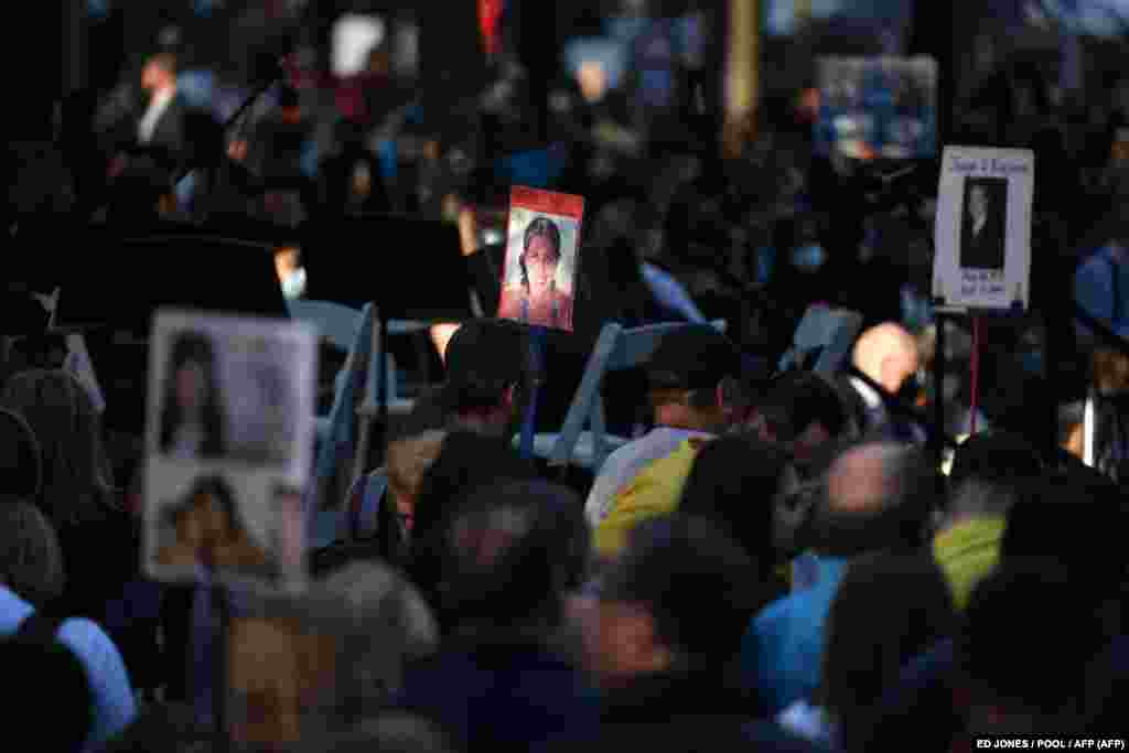 Familjarët e viktimave mbajnë fotografitë e familjarëve dhe miqve që humbën gjatë sulmeve terroriste të 11 shtatorit, të cilat u kryen nga grupi terrorist, Al-Kaida. Nju Jork, 11 shtator 2021.&nbsp; &nbsp;