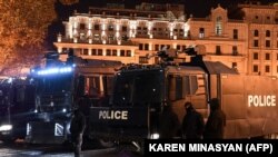 Мыйзамга каршы миңдеген киши катышкан нааразылык акциялары өткөн.