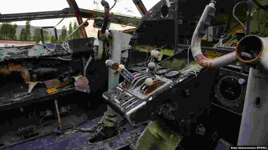 Ан-2 учагынын талкаланган борту. "Кыргызстан" авиакомпаниясы 2010&ndash;2012-жылдары жадыбалына күнүмдүк Ош&mdash;Казарман каттамын бекиткени менен, мамлекеттик авиа ишкананын АН&ndash;24 учагы түштүк калаадан Тогуз-Торого бир да жолу учкан жок. Менчик "Скай Бишкек" да 2013-жылы Ош&mdash;Казарман рейсине бир дагы билет сата алган эмес.