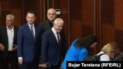 Xhelal Sveçla duke pritur në radhë për t'u nënshkruar në seancën konstituive.