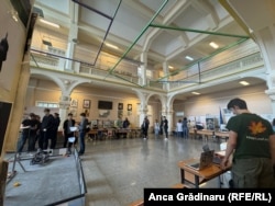 Holul central al Colegiului Național de Informatică Tudor Vianu din București. Elevii au nenumărate cluburi în care învață să țină discursuri, să facă proiecte și să organizeze evenimente.