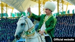 Türkmenistanyň prezidenti Gurbanguly Berdimuhamedow bedew baýramynda, Aşgabat, 27-nji aprel, 2013