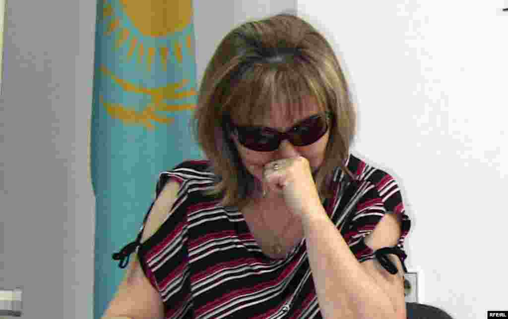 Тұтқындалған полиция офицері Талғат Қыстаубаевтың әйелі  - Сара Сағындықова. Алматы, 1 шілде, 2009 жыл.  - Полиция офицері Талғат Қыстаубаев топ-менеджер Мұхтар Жәкішевтің күзетшісі болып істеген. Ол да тұтқындалды. Алматы, 1 шілде, 2009 жыл. 