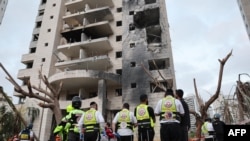 ირანის სარაკეტო შეტევის შედეგად დაზიანებული სახლი ისრაელის ცენტრალურ ნაწილში, ქალაქ ფეთახ-თიკვაში. 2025 წლის 16 ივნისი