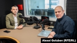 Expertul în domeniul imobiliar, Victor Cernomorcenco (stânga), și autorul podcastului „În esență...”, Eugen Urușciuc, în studioul Europei Libere