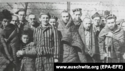 Fotografie cu prizonieri din Lagărul de concentrare Auschwitz-Birkenau, din regiunea Oświęcim, sudul Poloniei, după eliberarea din 27 ianuarie 1945.