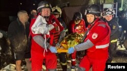 În timp ce liderii internaționali discută condițiile păcii în Ucraina, o dronă rusească lovea o zonă rezidențială din Harkov. În urma atacurilor au murit cel puțin patru persoane. 23 noiembrie 2025.