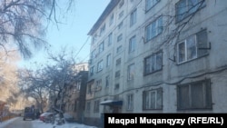 Здание бывшего общежития, где живет отец задержанного в США Тимура Пралиева