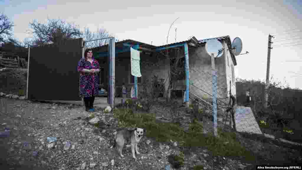 Мати Арсена Азри біля свого будинку в Краснокам'янці