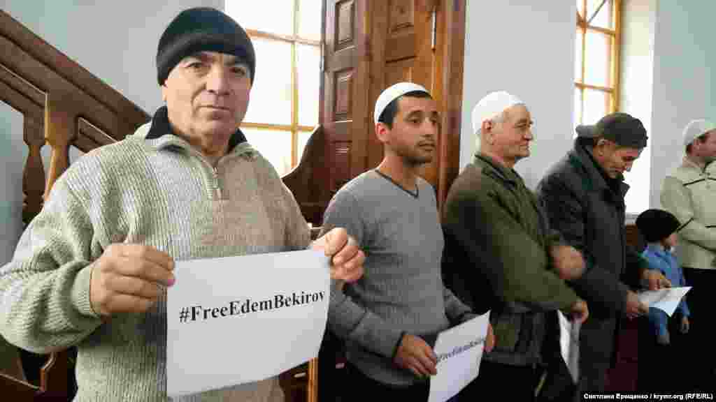 Dua iştirakçileri "Edem Bekirovnı azat etiñiz" yazılarını azırladı