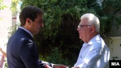 Миинистерот за труд и социјална политика Диме Спасов и претседателот на Сојузот на здруженијата на пензионери Драги Аргировски во посета на дом за стари лица. 