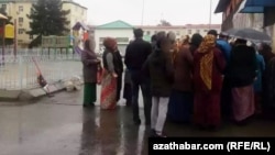 Очереди перед государственными магазинами и аптеками последние несколько лет обыденностью в Туркменистане (архивное фото)