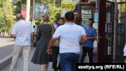 "Гарант" дүкені аумағында жүрген телефон сатушылары мен жүргіншілер. Шымкент, 20 қыркүйек 2017  жыл.