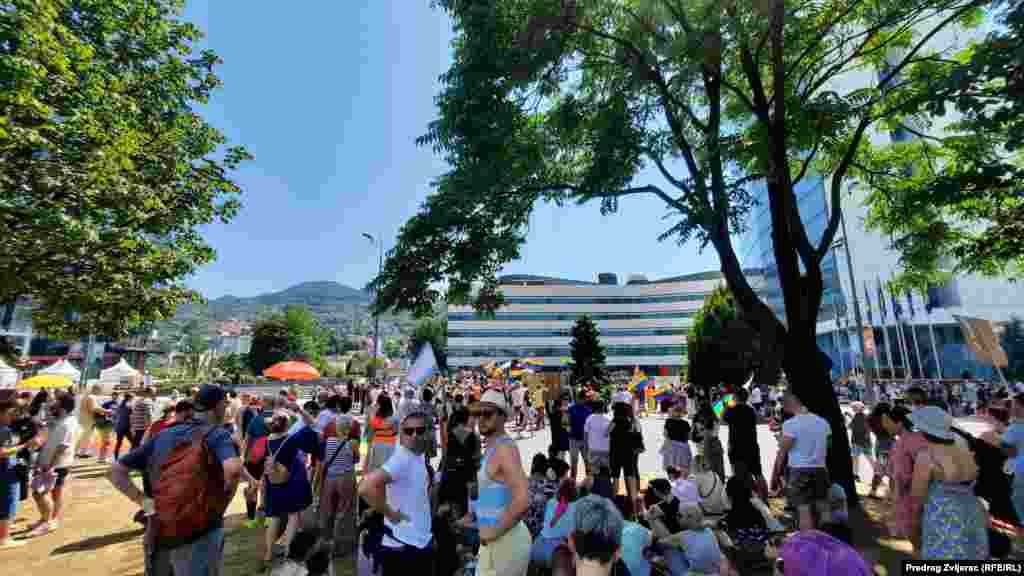 "Povorkom ponosa zahtijevamo da se zaustavi nasilje i pokažemo da ulice, kojima smo danas šetali, nisu svakodnevno sigurne za LGBTIQ osobe", kazala je na Trgu BiH Lejla Huremović iz Organizacionog odbora Povorke ponosa. (na fotografiji: držanje govora učesnika Povorke na Trgu BiH)